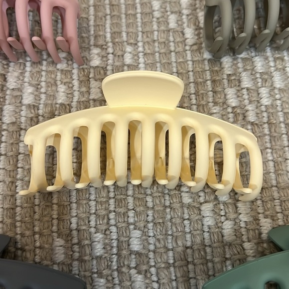 Set of 5 Solid Color Claw Clips (Pink, Beige, Cream, Blue, Green) - Picture 6 of 8